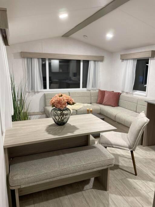 Garden Guest House Hovik Bagian luar foto